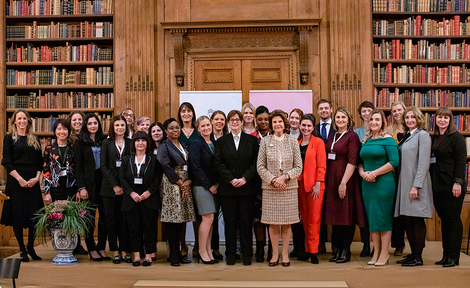 The Queen with the seminar participants in the Bernadotte Library.