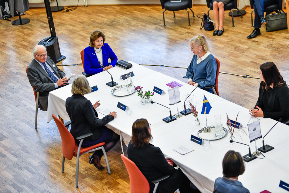 The King and Queen during discussions at Jönköping University. 