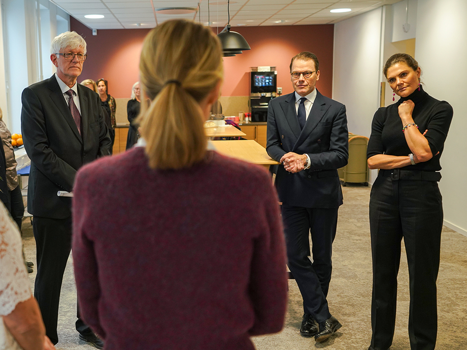 The Crown Princess Couple speak with employees at the Public Health Agency of Sweden.