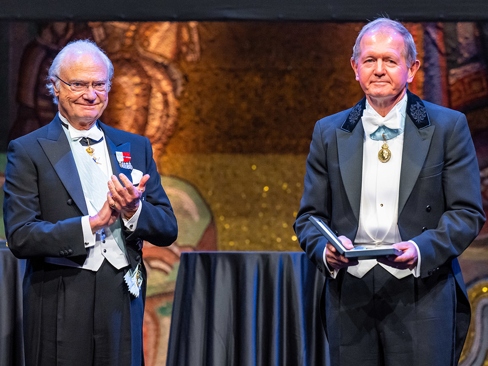 The King presents IVA's Great Gold Medal to Honorary Doctor Marcus Wallenberg. 
