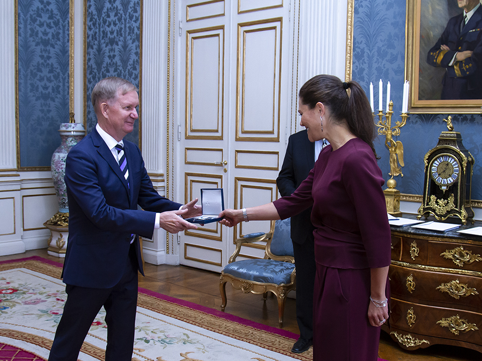 Landstormsfondens styrelseledamot Stefan Hallén tar emot förtjänstmedaljen ur Kronprinsessans hand. 