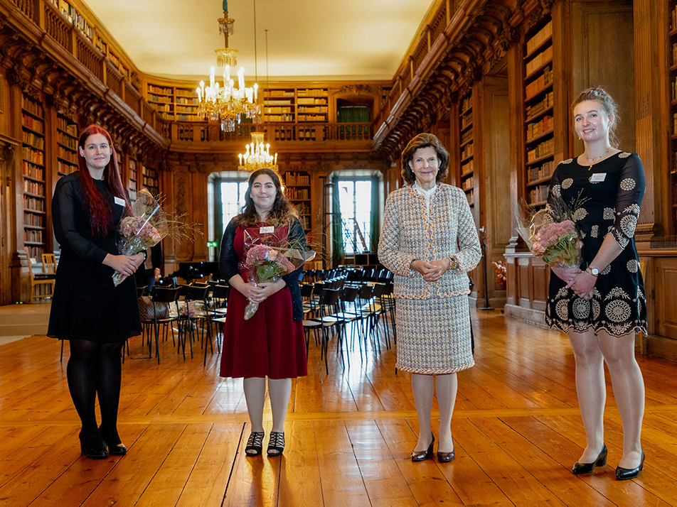 Drottningen tillsammans med 2019 års stipendiater. 