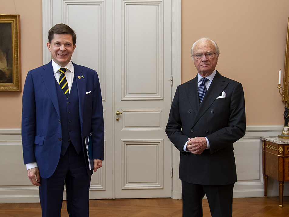 Kungen tog emot riksdagens talman på sitt kontor i Kungliga slottet. 