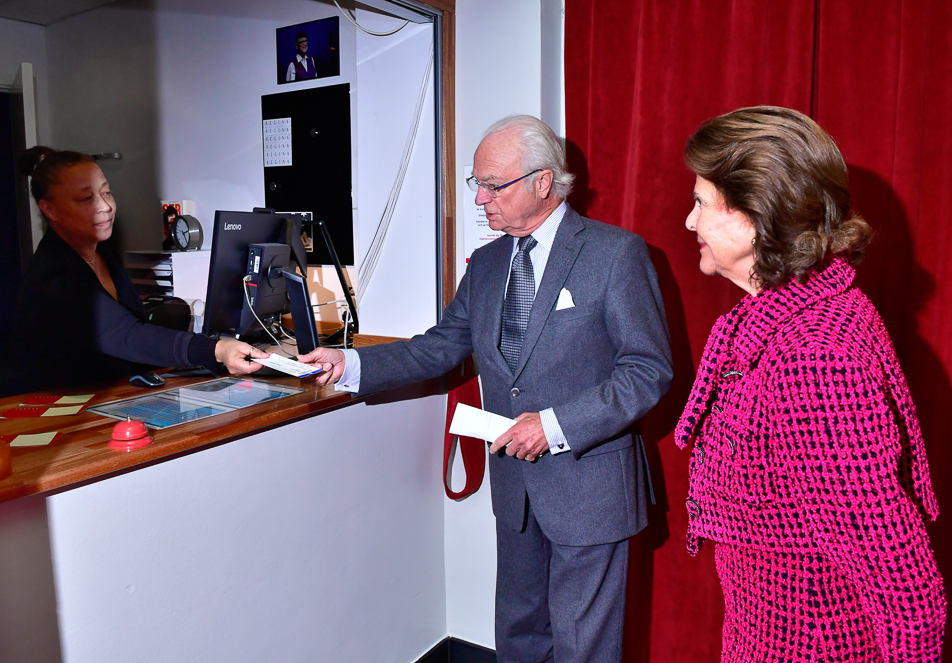 The King and Queen receive their tickets at the Regina Theatre. 