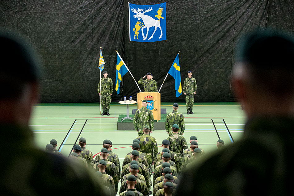 The King greets Norrland Dragoon Regiment during the re-establishment ceremony in Arvidsjaur. 