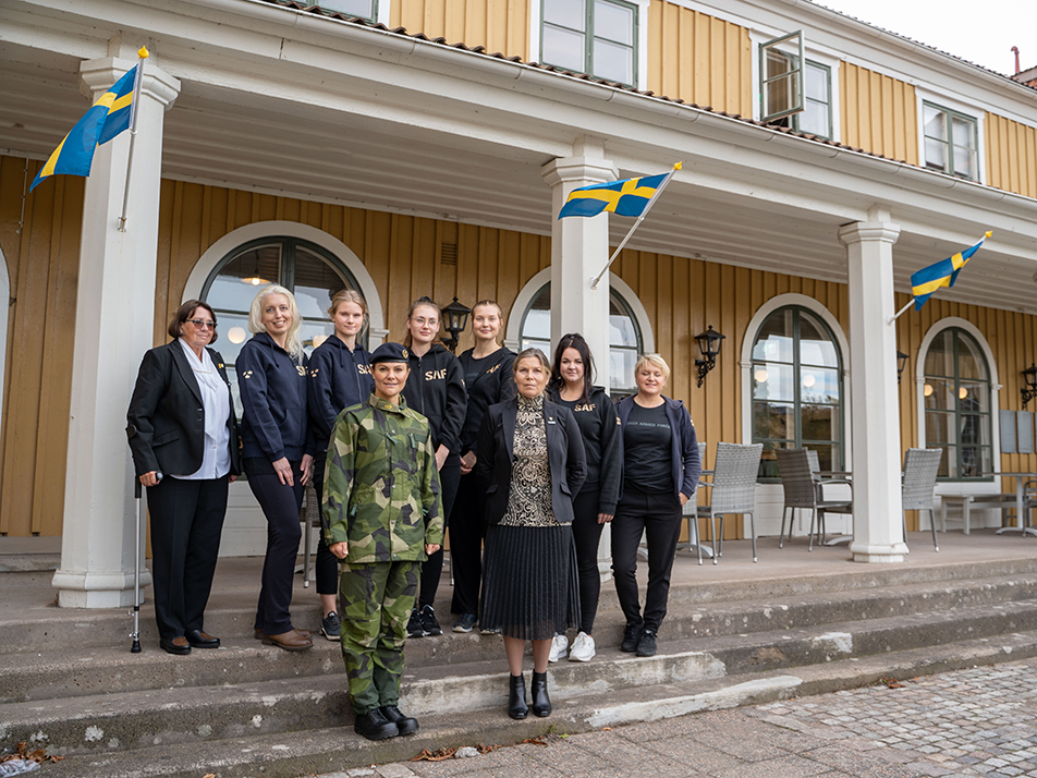 Kronprinsessan utanför 100-årsjubilerande Soldathemmet i Karlsborg.