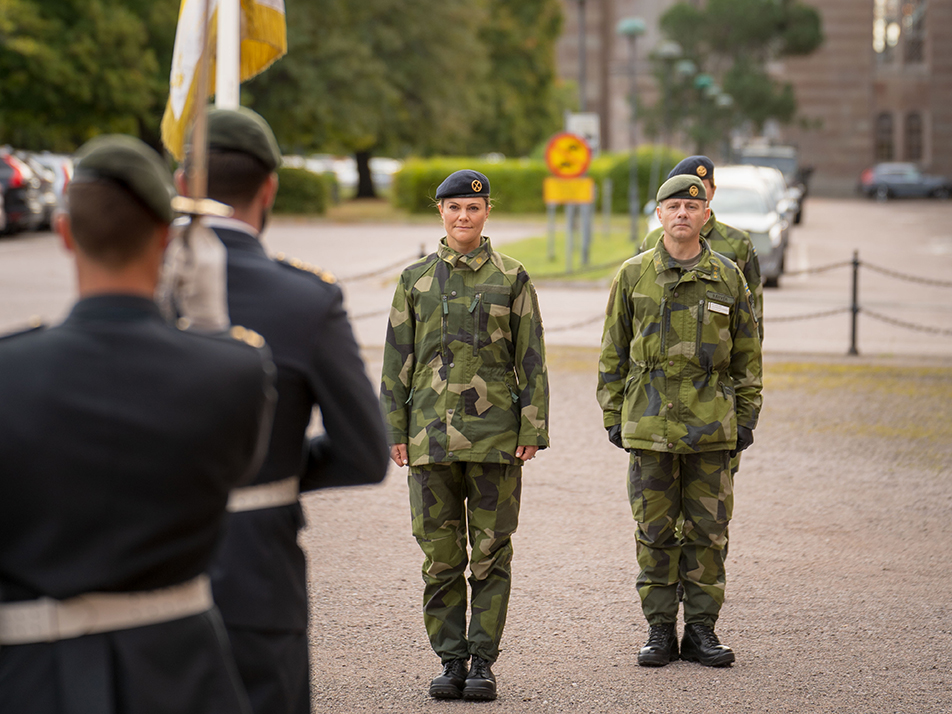 Kronprinsessan och regementschefen överste Barvér vid ankomsten till Karlsborg. 