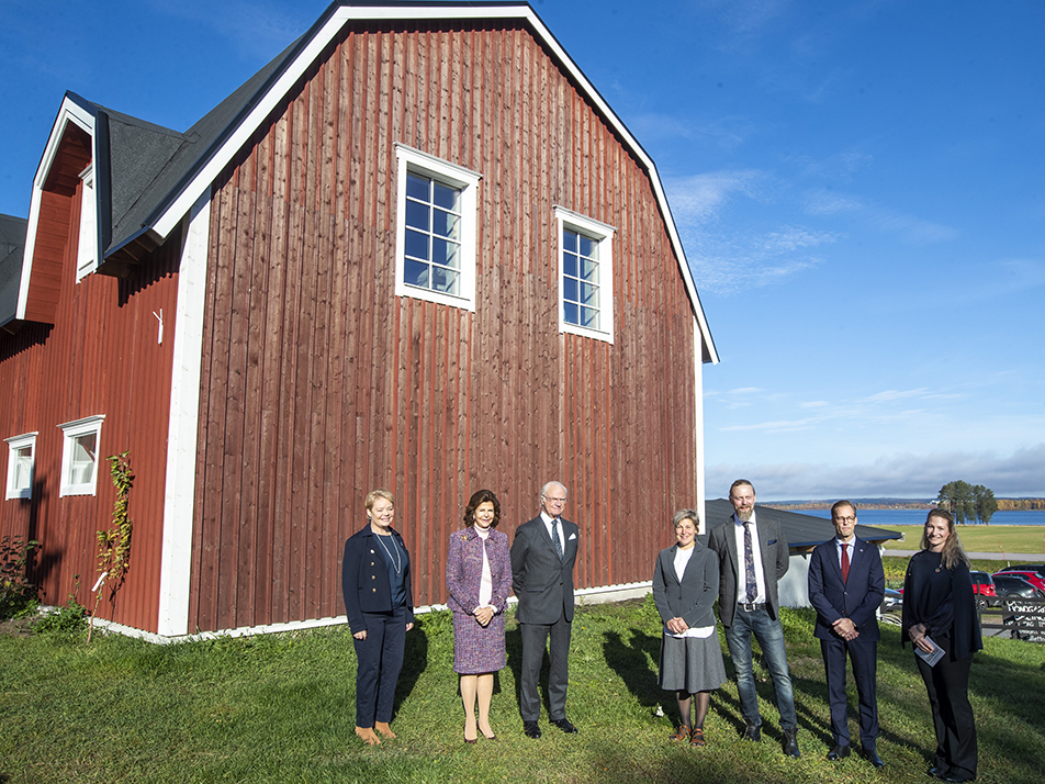 The King and Queen and the County Governor with farmers Thomas Holmbom and Britta-Karin Jakobsson, as well as Johan Hermansson and Hulda Wirsén. 