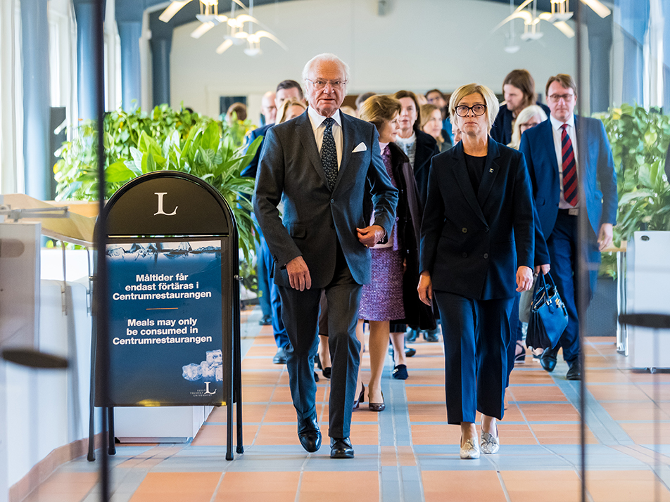 Kungen och rektor Birgitta Bergvall-Kåreborn under besöket på Luleå Tekniska Universitet.