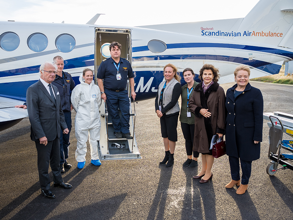 The King and Queen and the County Governor with air ambulance staff. 