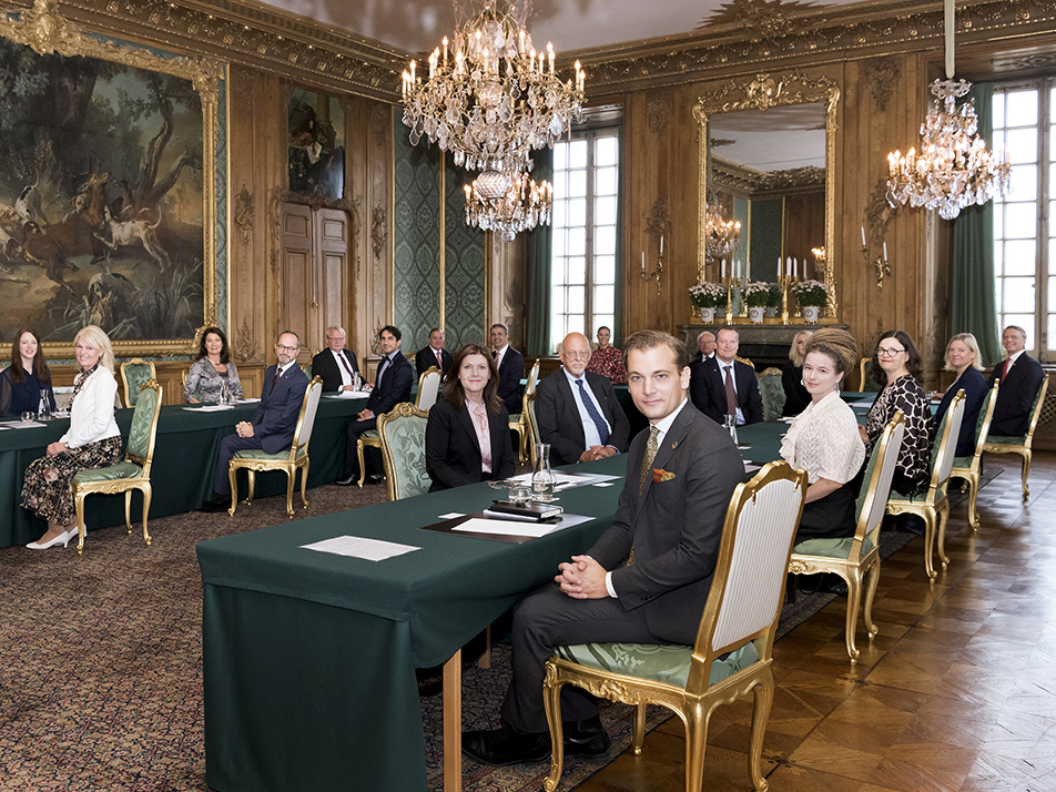 The King and The Crown Princess with members of the Government during the Council of State. 