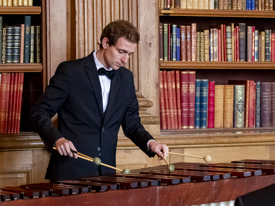 Filip Korošec spelade marimba under stipendieceremonin. 