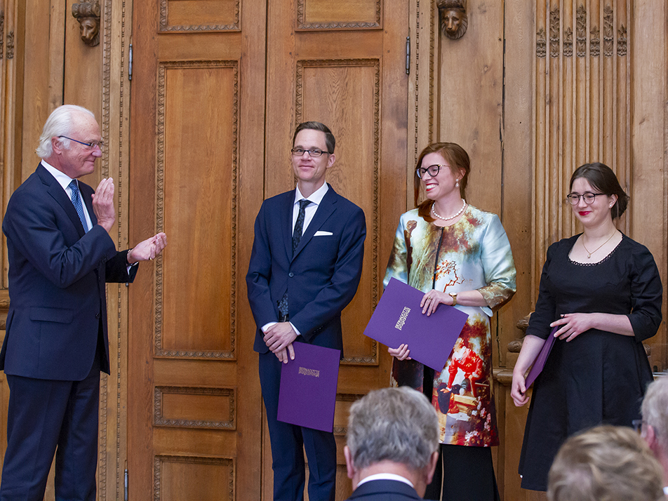 Kungen gratulerar Vitterhetsakademiens stipendiater Svante Landgraf, Annie Burman och Petra Dotlačilová. 