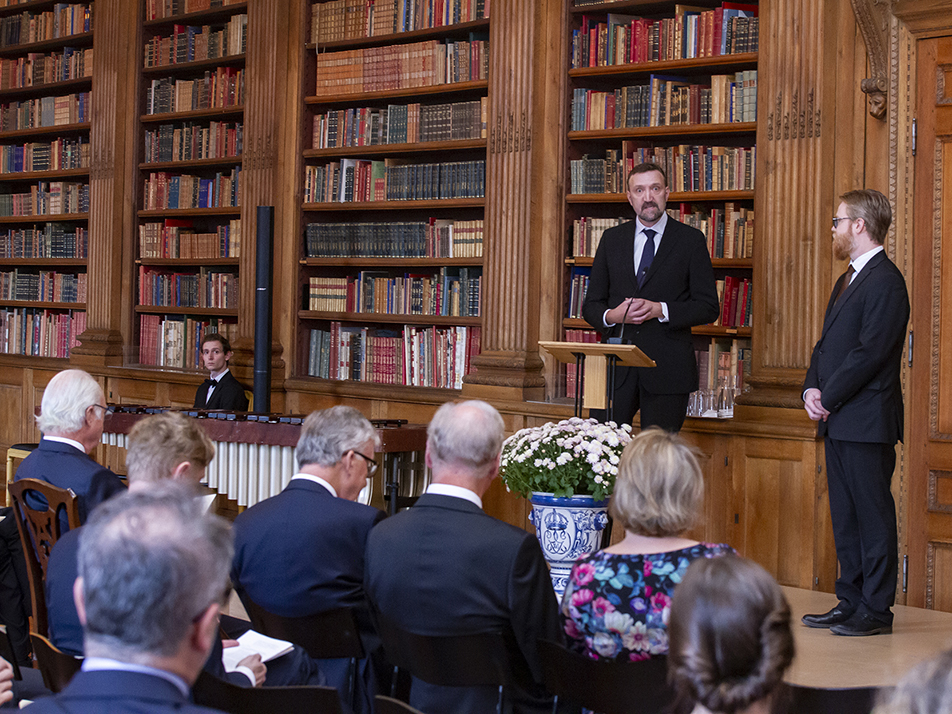Permanent Secretary Fredrik Skott from the Royal Gustavus Adolphus Academy for Swedish Folk Culture presents the scholarship winners Kaj Ahlsved and Michael Frost. 