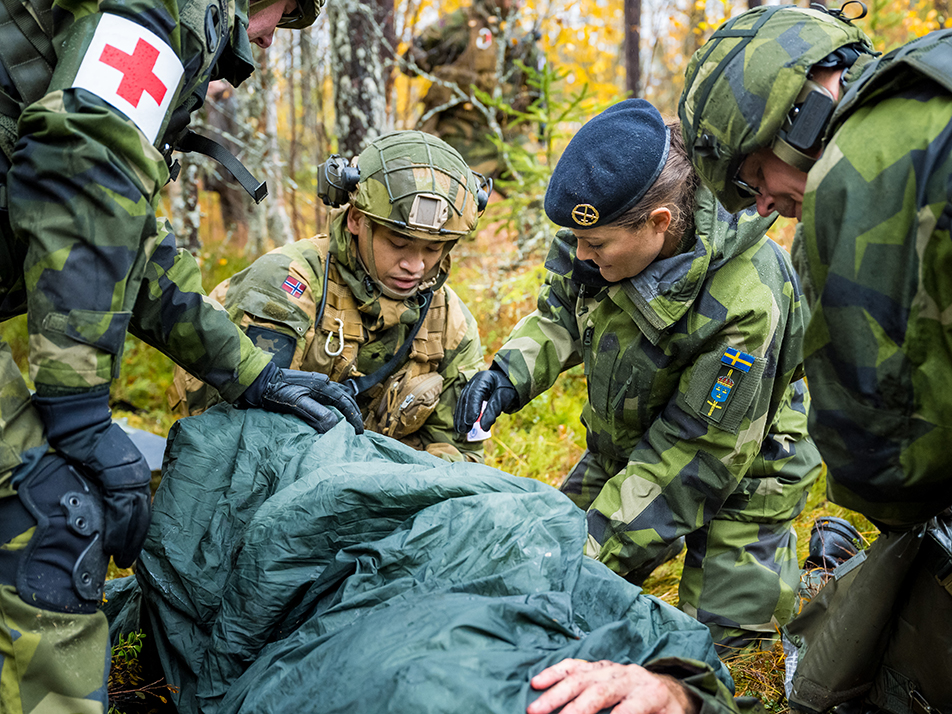 The Crown Princess took part in a medical exercise together with Swedish and Norwegian Home Guard soldiers.