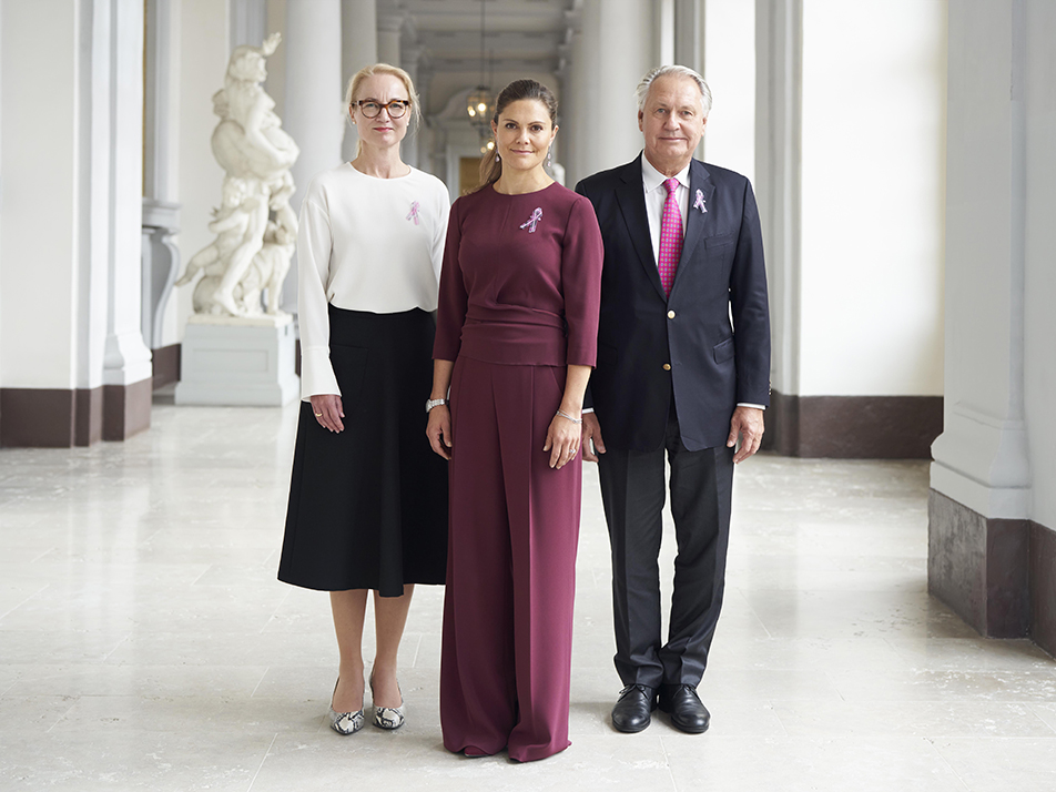 Kronprinsessan tillsammans med Cancerfondens generalsekreterare Ulrika Årehed Kågström samt ordförande i Cancerfondens forskningsnämnd Klas Kärre. 