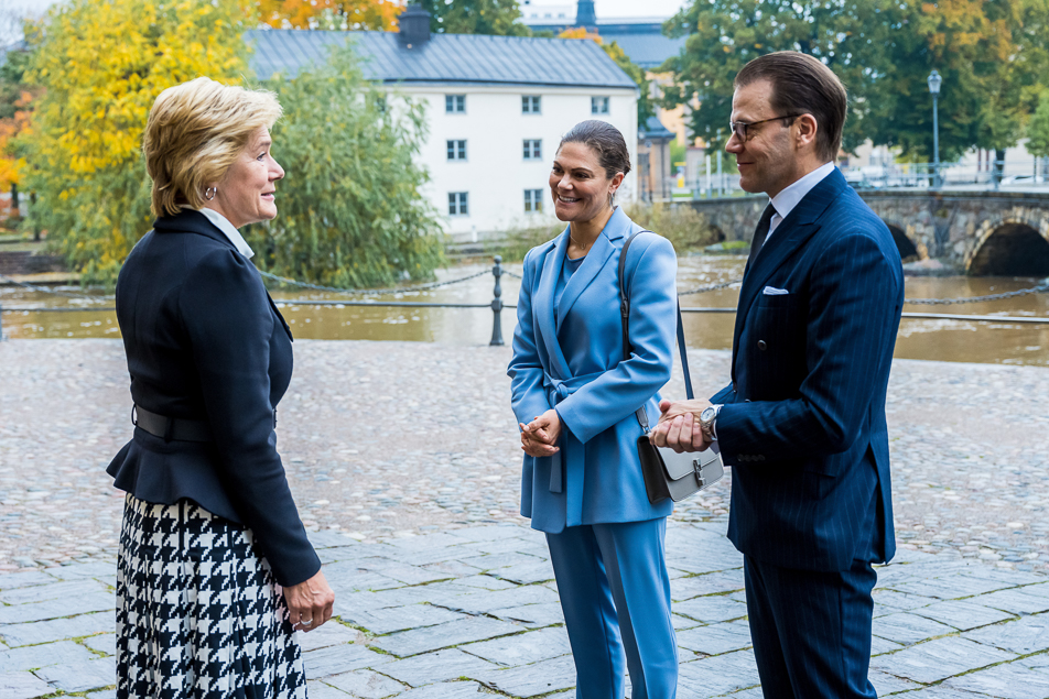 Landshövding Maria Larsson tar emot Kronprinsessparet utanför Örebro slott. 