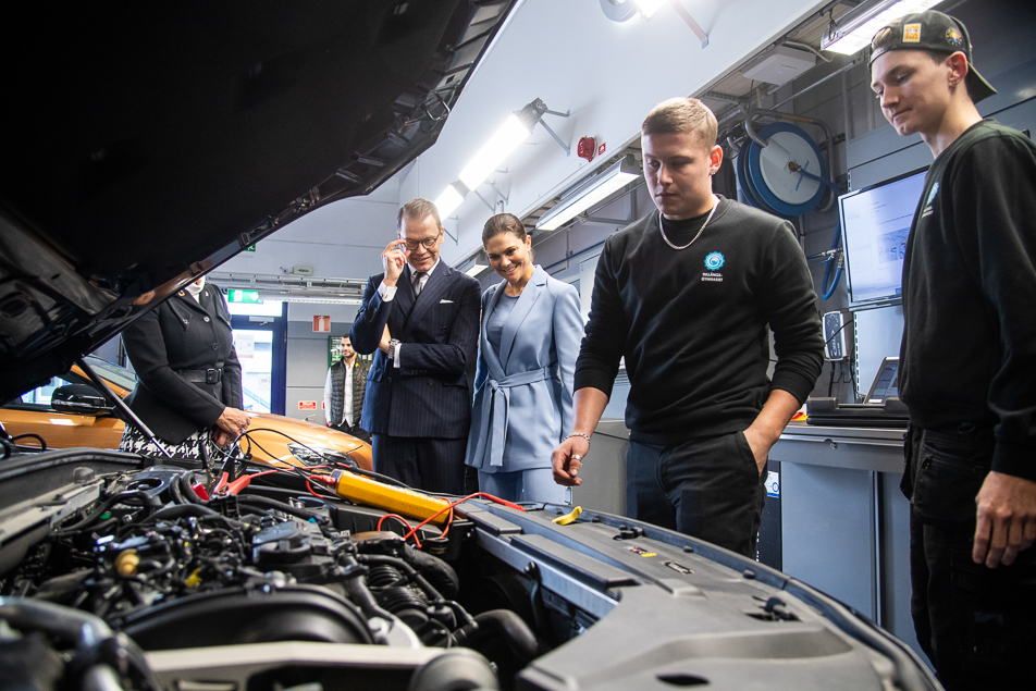 The Crown Princess Couple visit the vehicle and transport programme at Tulläng Upper Secondary School. 