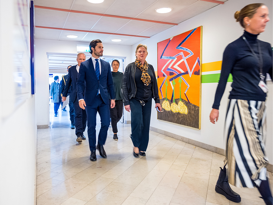Prins Carl Philip tillsammans med Marie Loob, hälso- och sjukvårdsdirektör, under rundvandringen på Visby lasarett. 