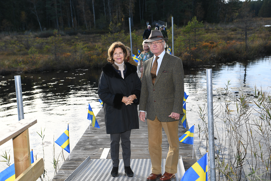 The King and Queen at the newly opened accessible section of the Sörmland Trail. 