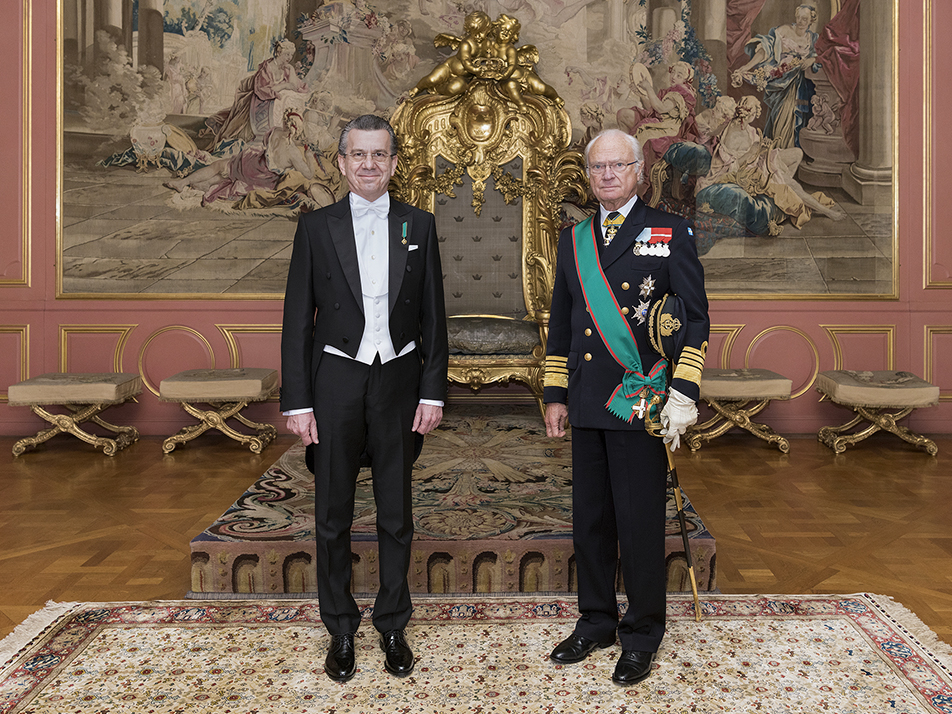 The King with Italy's ambassador Venicio Mati during the audience. During the audience, The King wore the Grand Cross of the Order of Merit of the Italian Republic. 