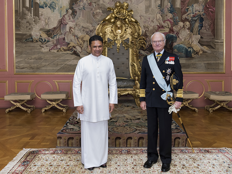 The King receives Sri Lanka's ambassador Dharshana Mahendra Perera at a formal audience. 