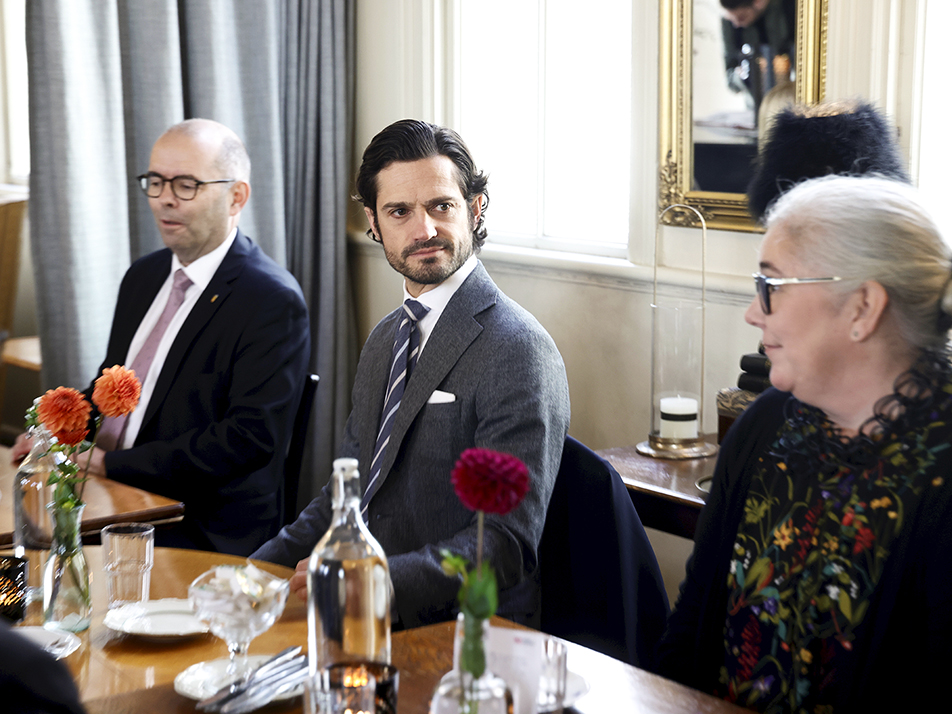 Prinsen tillsammans med landshövdingen Carl Fredrik Graf och länsrådet Ann Holmlid på Stadsmissionen i Linköping. 