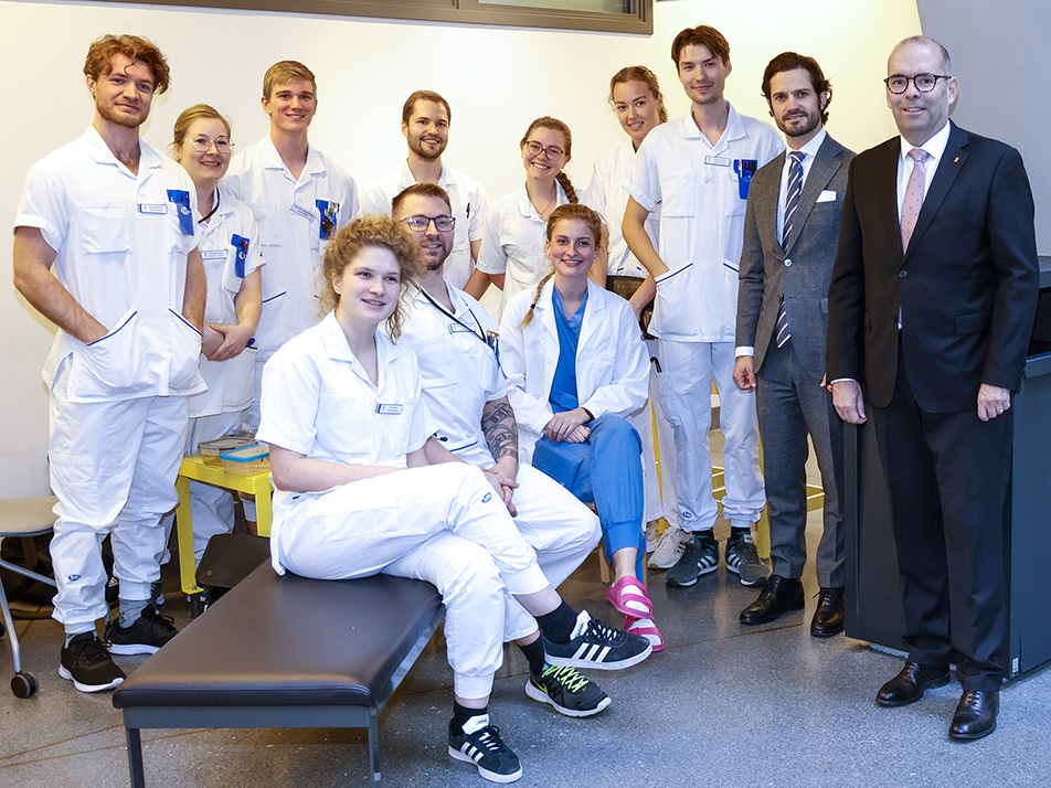 Prins Carl Philip och landshövding Carl Fredrik Graf med läkarstudenter på Hälsouniversitet i Linköping. 