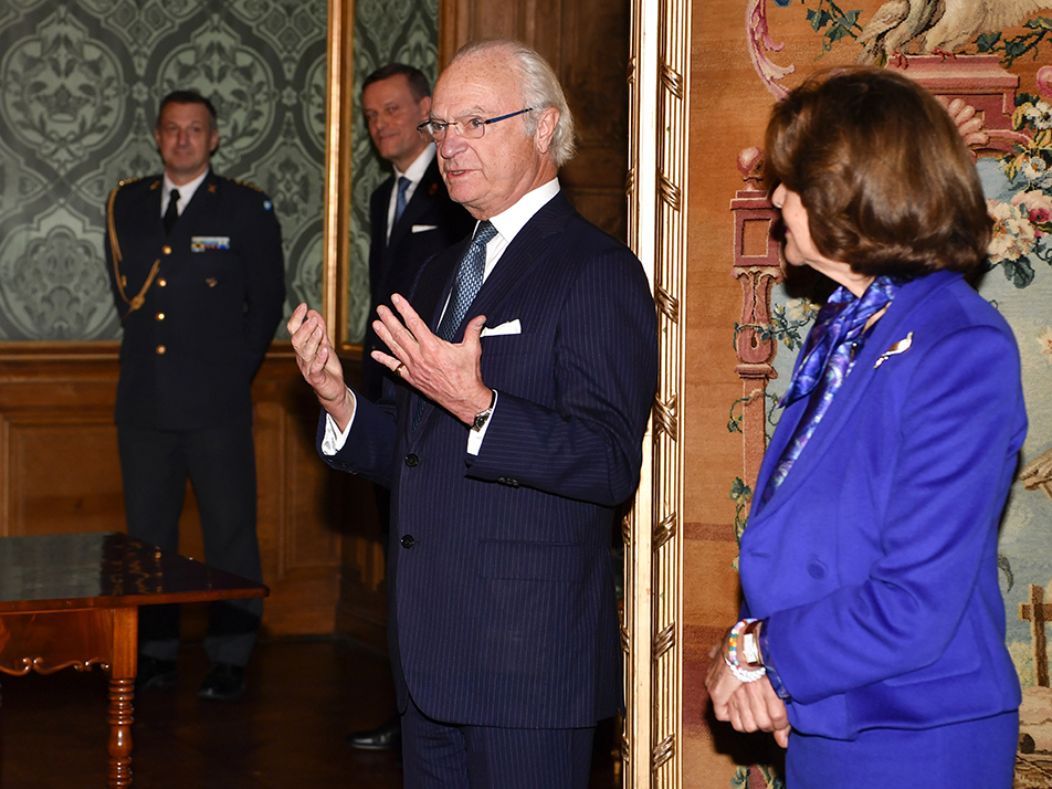 Kungen håller tal till medaljörerna i Lovisa Ulrikas matsal på Kungliga slottet.