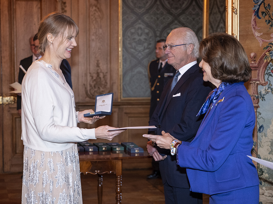 Emma Frans tar emot sitt diplom ur Drottningens hand.