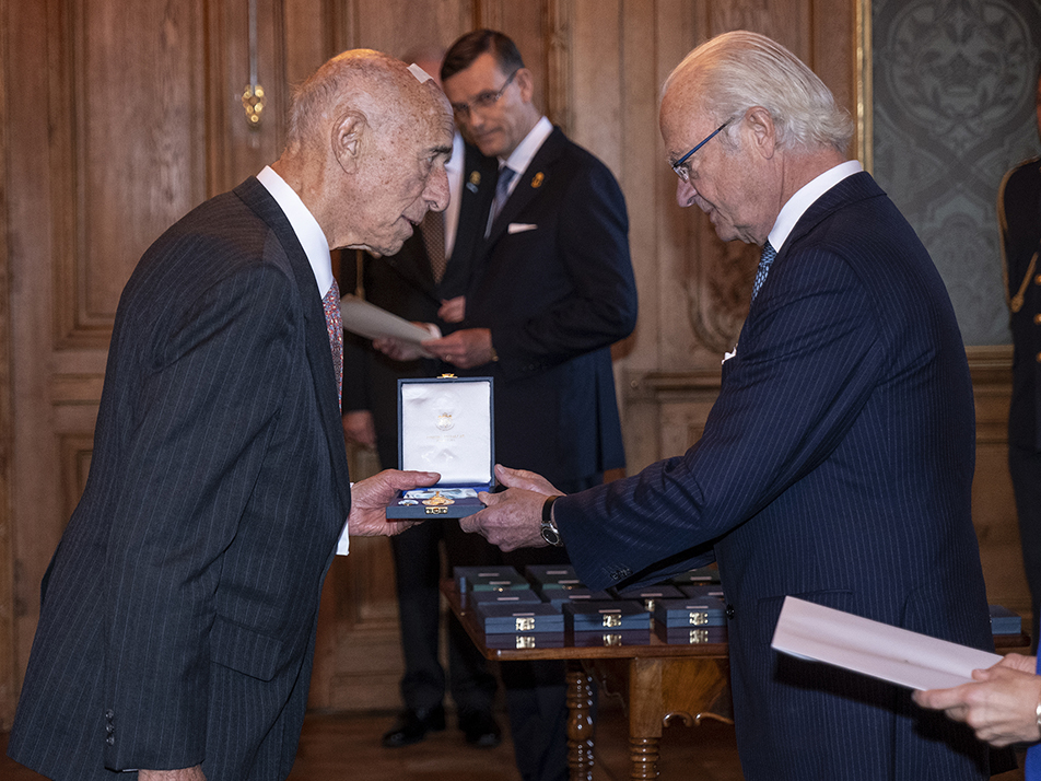 Kungen överlämnar medaljen till direktör Gerald Nagler som belönades för betydande och mångåriga insatser för att främja mänskliga rättigheter. 