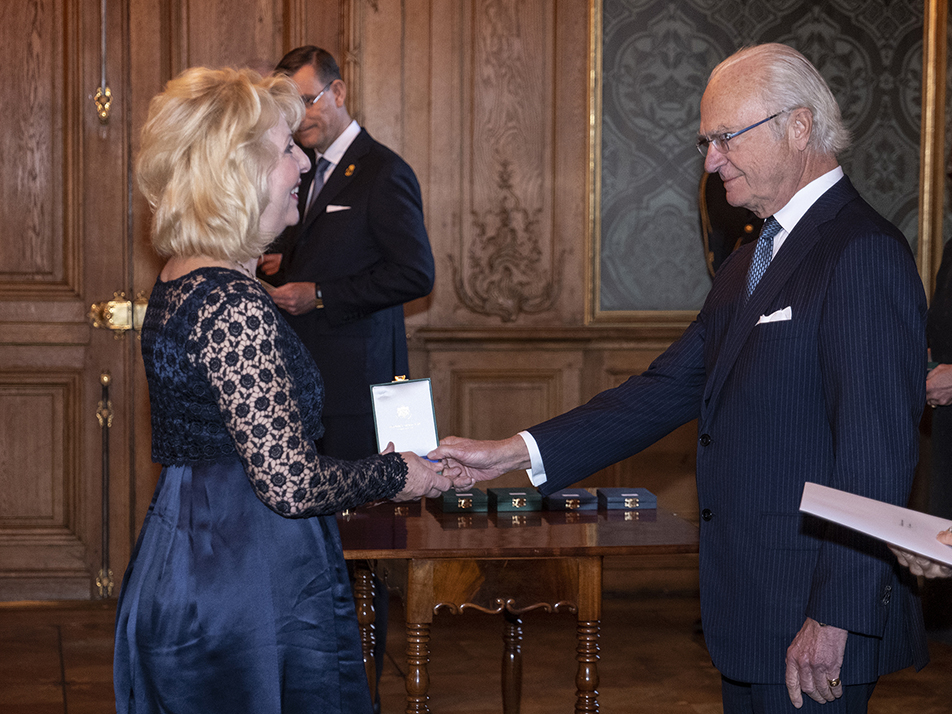 Actor Pia Johansson receives the Litteris et Artibus medal from The King.