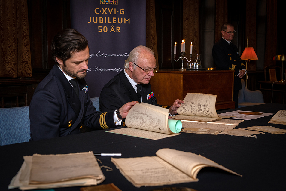 Kungen och Prins Carl Philip fick ta del av samlingarna i Sjöofficersmässens bibliotek.