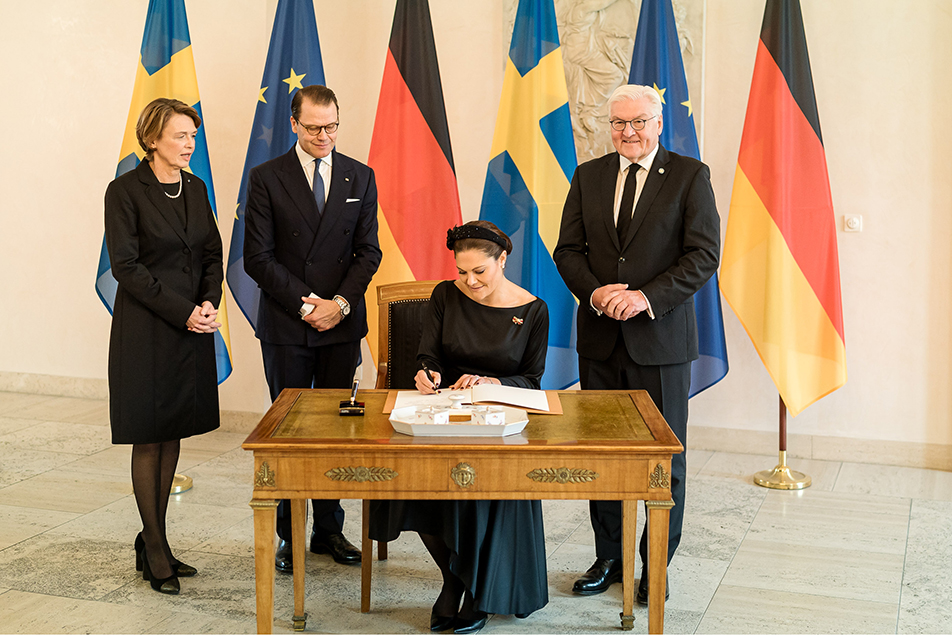 Kronprinsessan och Prins Daniel tas emot av förbundspresidenten och fru Büdenbender i Schloss Bellevue i Berlin.