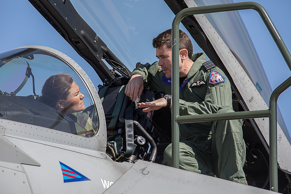 Kronprinsessan i samtal med brittisk pilot från flygbasen RAF Lossiemouth i Skottland. Kronprinsessan sitter i den brittiska flygplanstypen Typhoon.