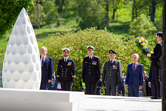 Kungen och Prins Carl Philip vid veteranmonumentet tillsammans med försvarsministern, överbefälhavaren och ordföranden för Sveriges Veteranförbund. 