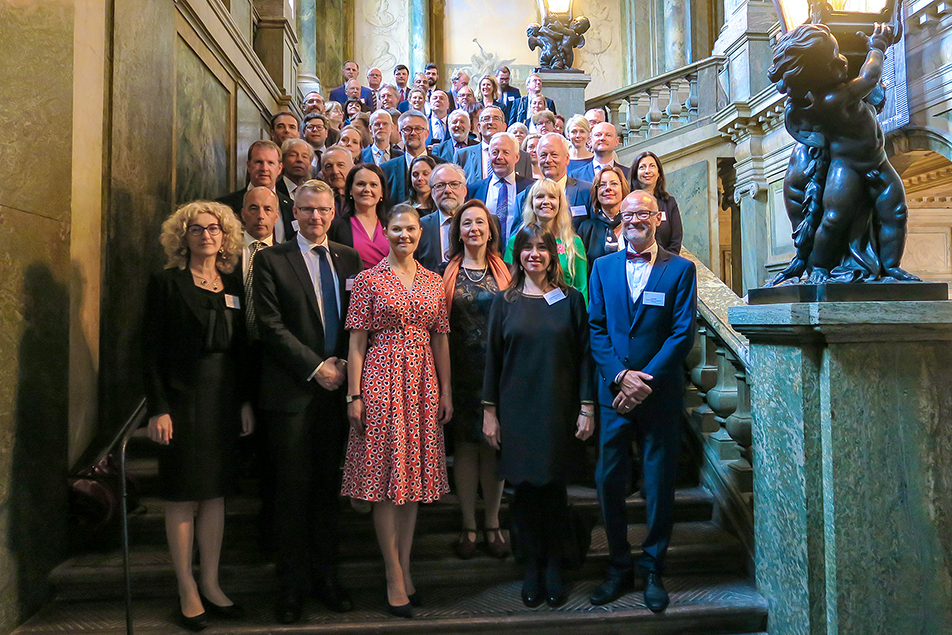 Kronprinsessan med medlemmarna i European Heritage Heads Forum i västra trapphuset i Kungliga slottet.