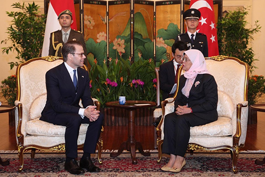 Prins Daniel i samtal med president Halimah Yacob. 