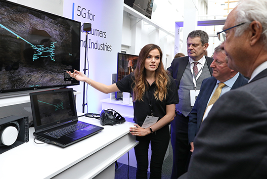 Under besöket på Ericsson fick Kungaparet, statsrådet och statssekreteraren information om utmaningar inom digitalisering.