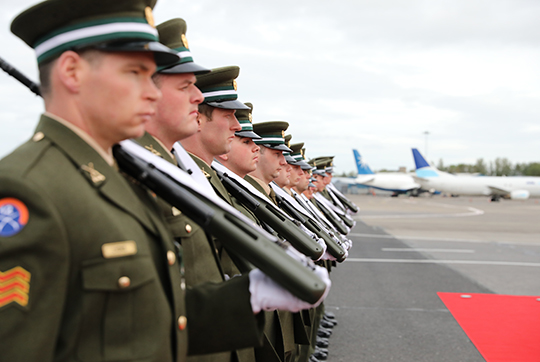 En irländsk vaktstyrka deltog i ceremonin på flygplatsen. 