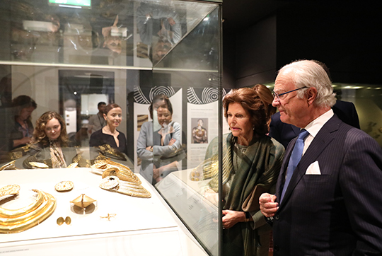 Kungaparet vid utställningen om förhistoriskt guld på Nationalmuseum. 