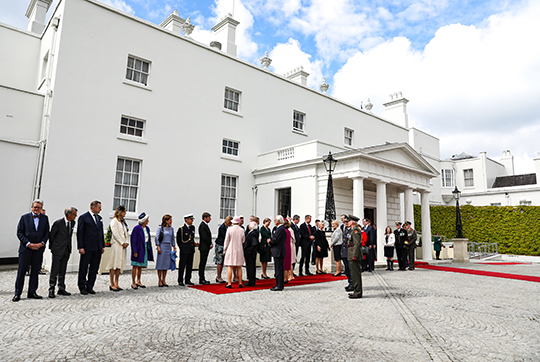 Välkomstceremonin vid presidentpalatset Áras an Uachtaráin. 