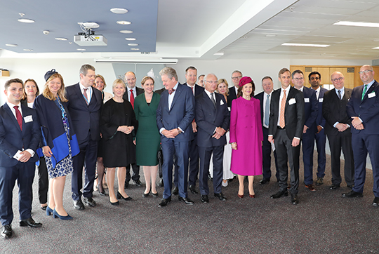 Kungaparet och statsråden tillsammans med näringslivsdelegationen från Business Sweden. 