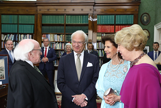 Kungaparet tillsammans med president Michael D. Higgins och fru Sabina Higgins. 