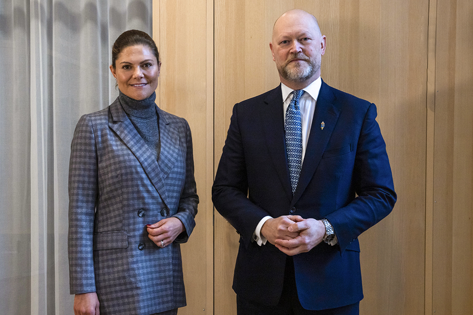 Kronprinsessan välkomnades av FOI:s generaldirektör Jens Mattsson.