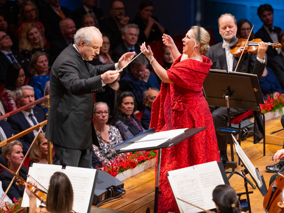 Operasångerskan Diana Damrau framförde Mozartarior. Dirigent Manfred Honeck ledde Kungliga Filharmonikerna. 