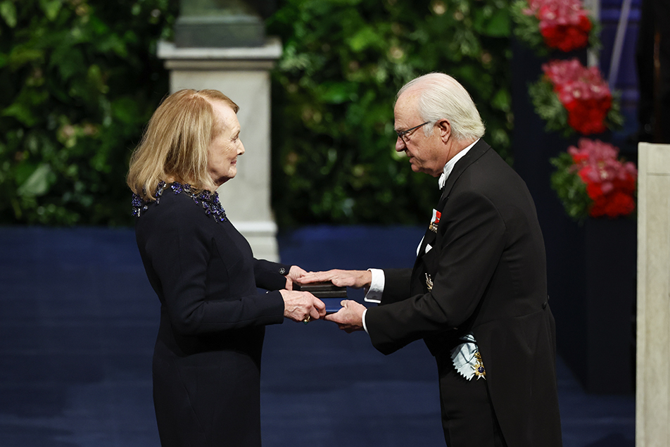 Король присуждает Нобелевскую премию по литературе 2022 года французской писательнице Анни Эрно.