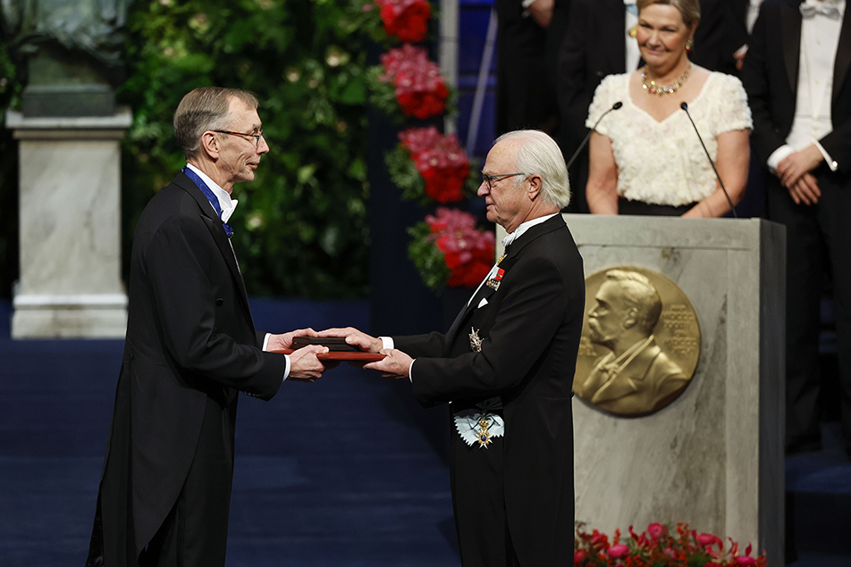 Dr. Svante Pääbo tar emot sitt Nobelpris ur H.M. Konungens hand.