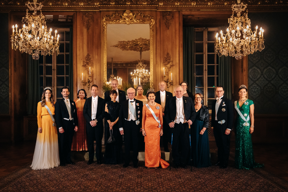 Kungafamiljen tillsammans med 2020 års nobelpristagare.