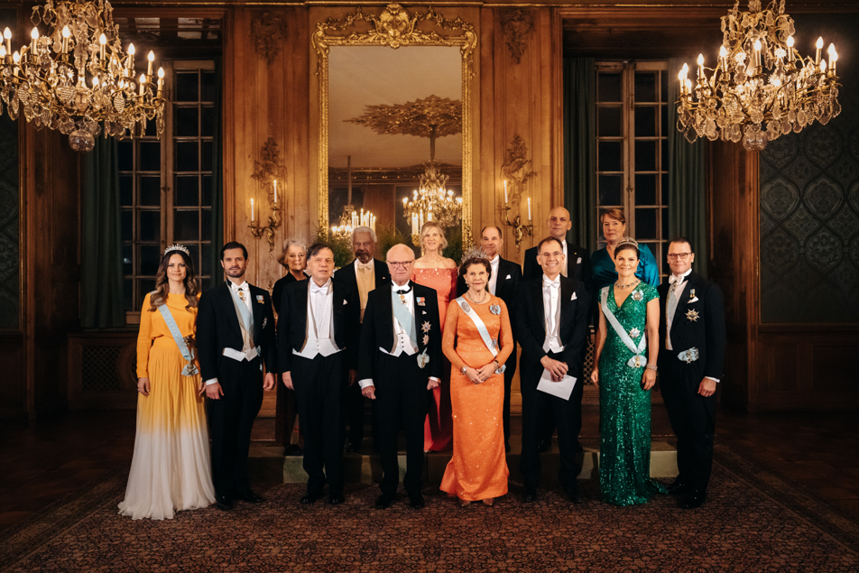 Kungafamiljen tillsammans med 2021 års nobelpristagare.